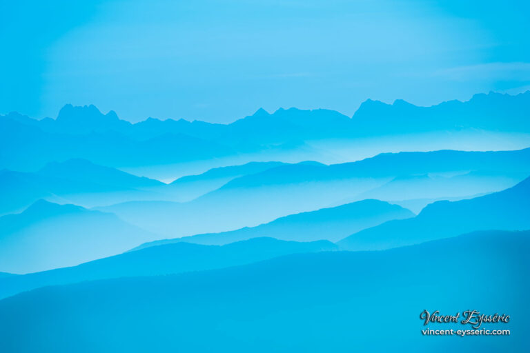 Heure bleue du début d'une nouvelle journée dans les Baronnies provençales