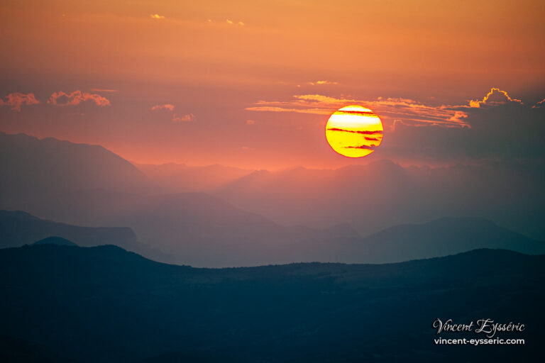 Le jour se lève sur le mont Ventoux et le soleil apparaît à l'horizon.