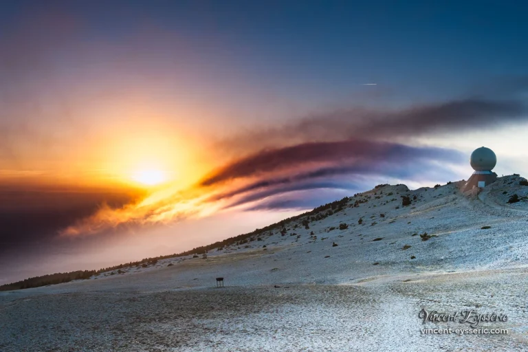 Tempête de nuages au Radome du mont Ventoux